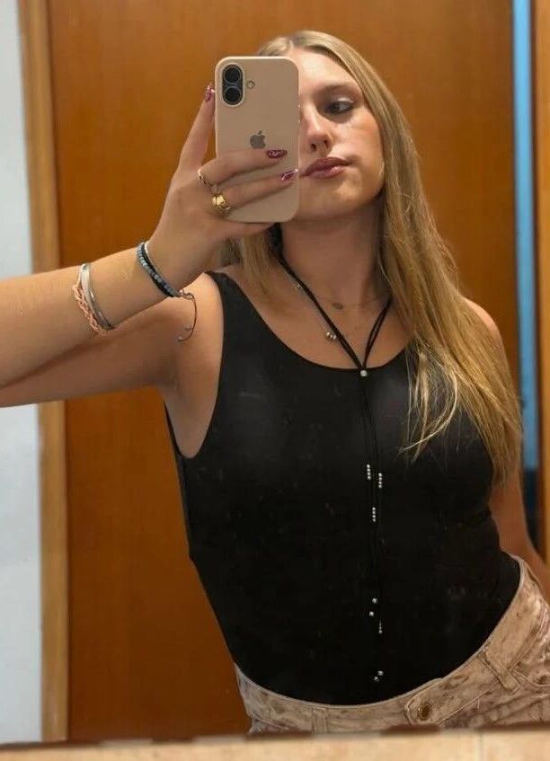  yo teen latina Vicky loves to show of her big booty