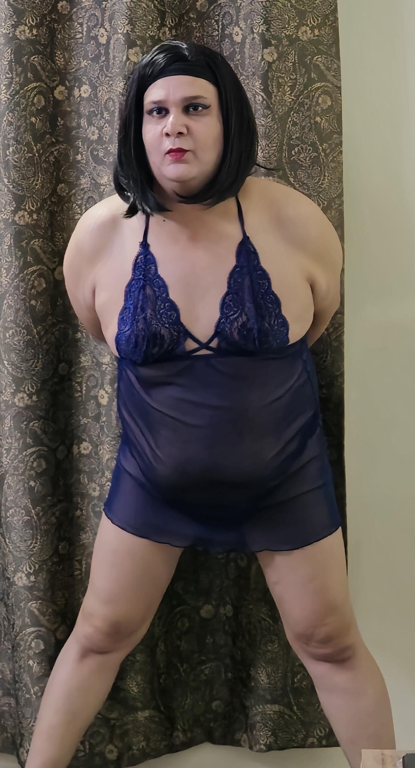 transeúnte Monica m puta de cabello corto en lencería azul