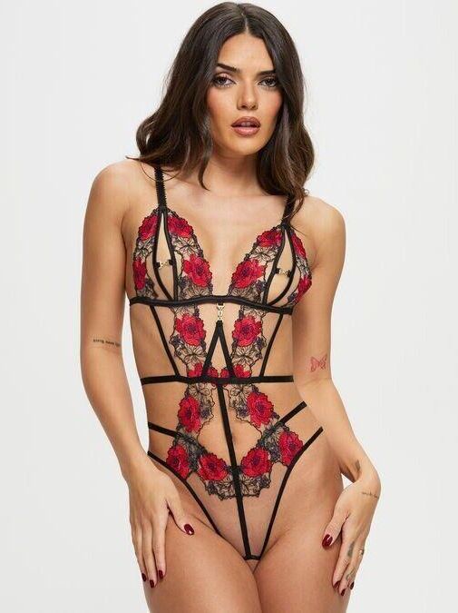 Quiero follar esta modelo de Ann Summers