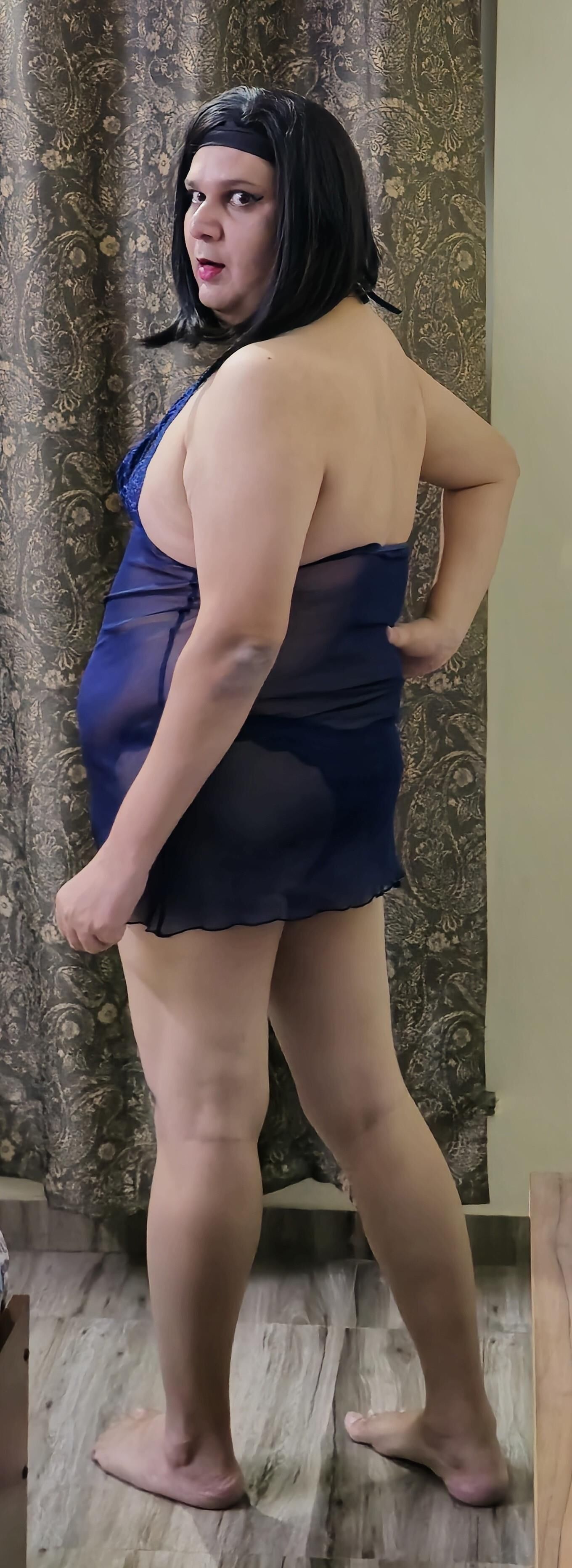 transeúnte Monica m puta de cabello corto en lencería azul