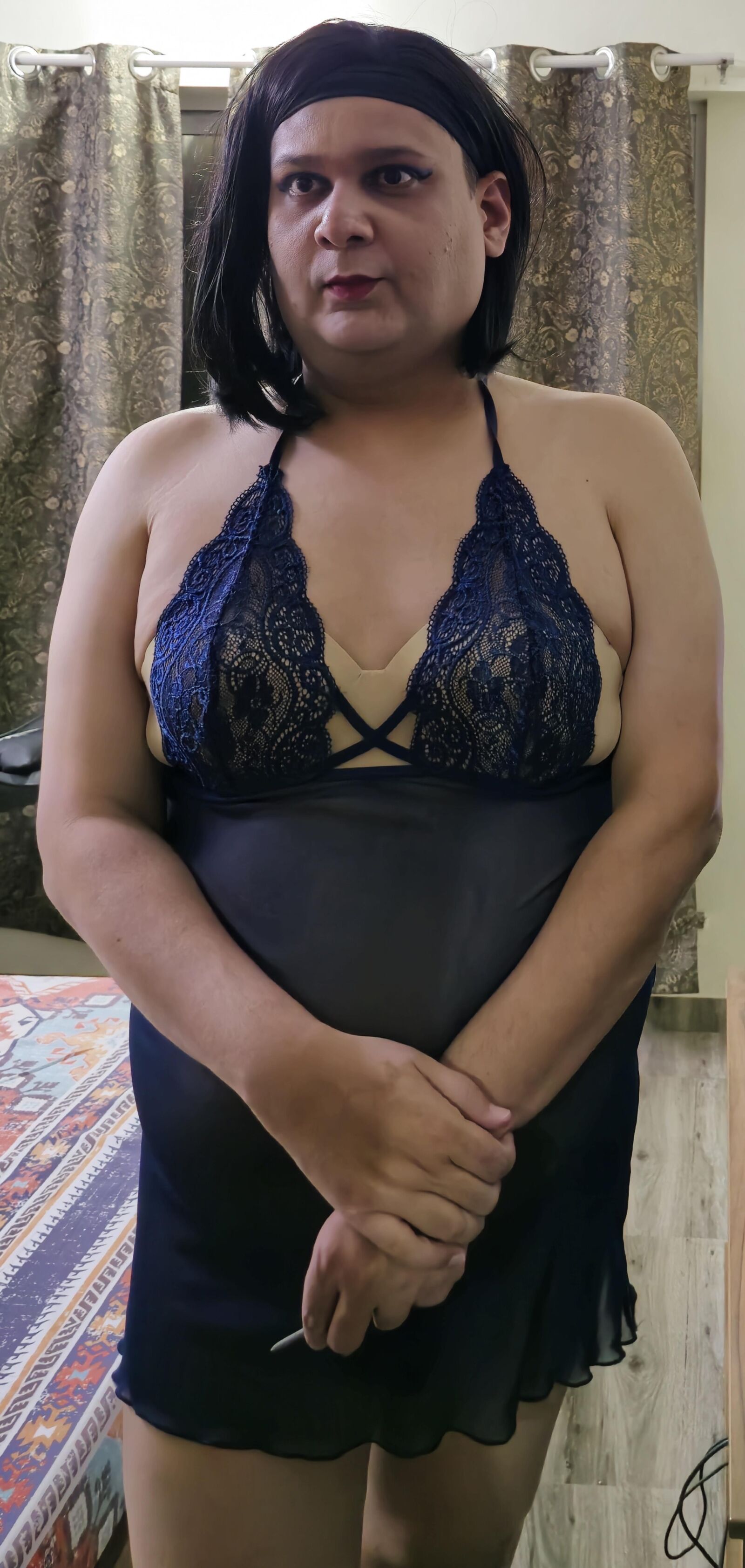 transeúnte Monica m puta de cabello corto en lencería azul