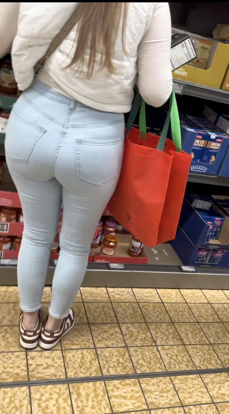 Jeans et pantalons serrés candides