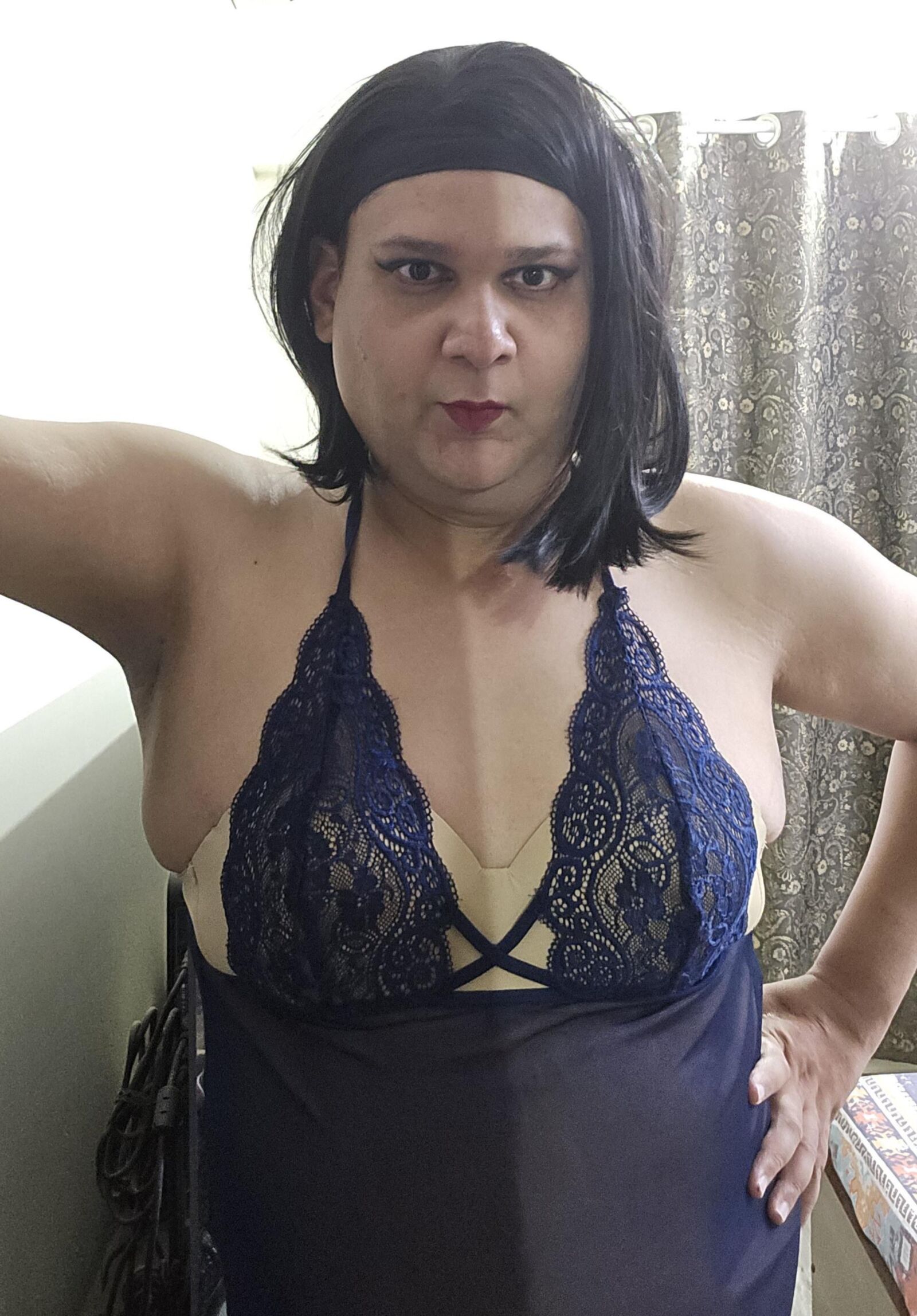 transeúnte Monica m puta de cabello corto en lencería azul