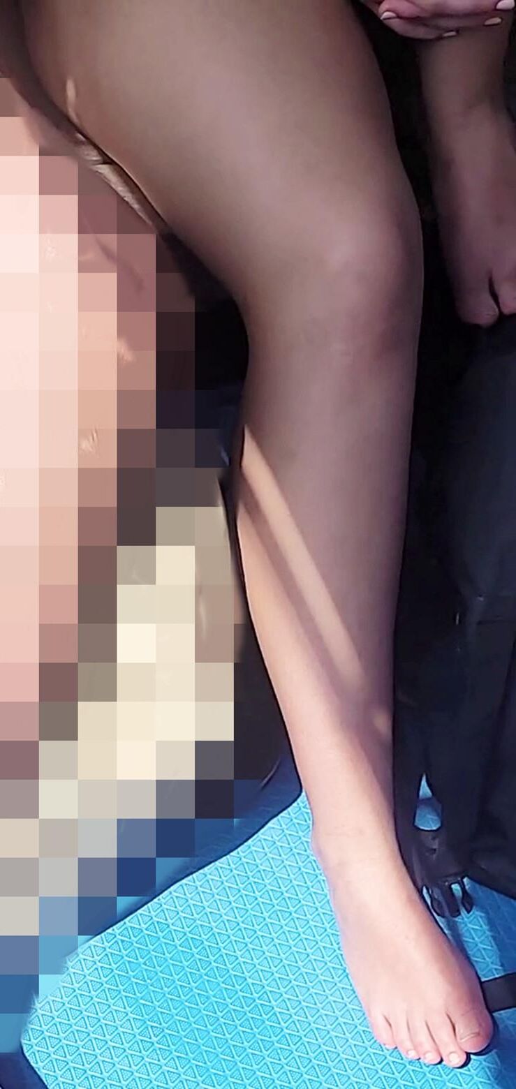 Plage candide upskirt coups de beauté latino avec un gros cul serré