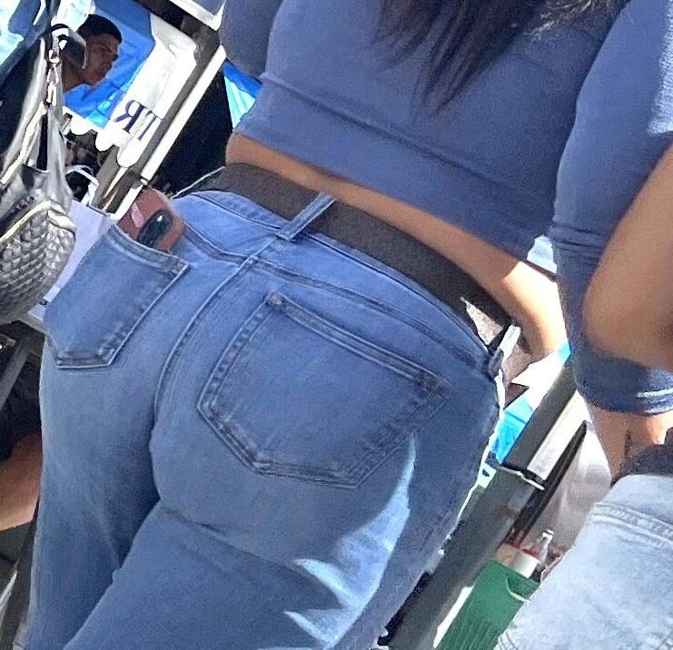 Jeans et pantalons serrés candides