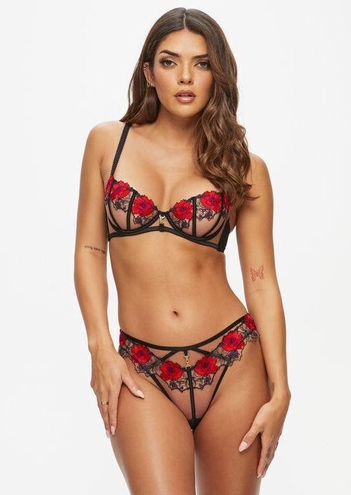 Quiero follar esta modelo de Ann Summers