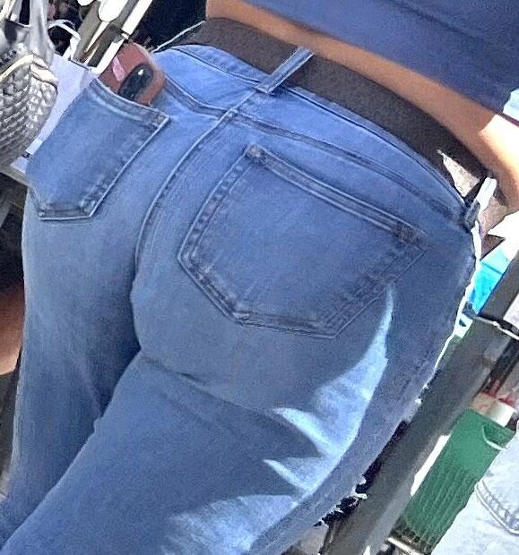 Jeans et pantalons serrés candides