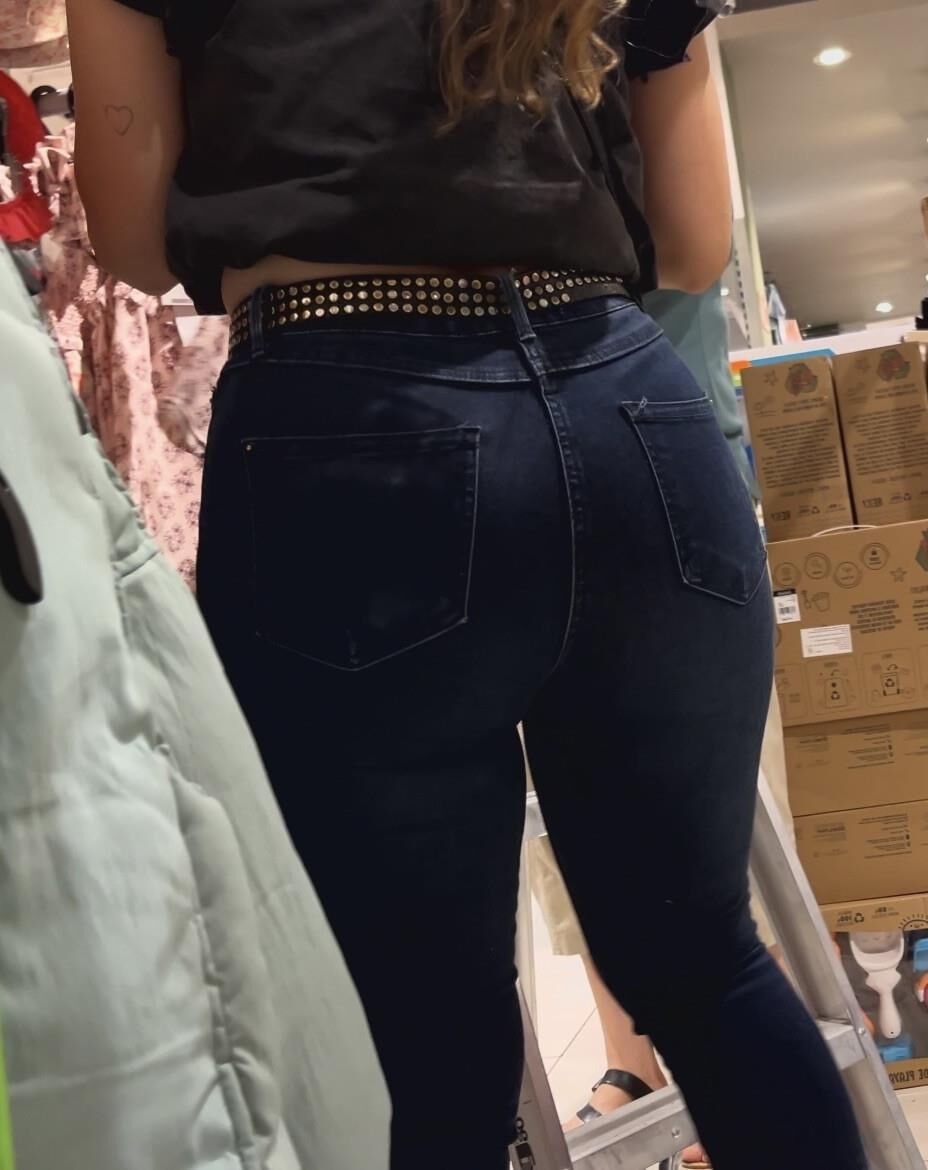 Jeans et pantalons serrés candides