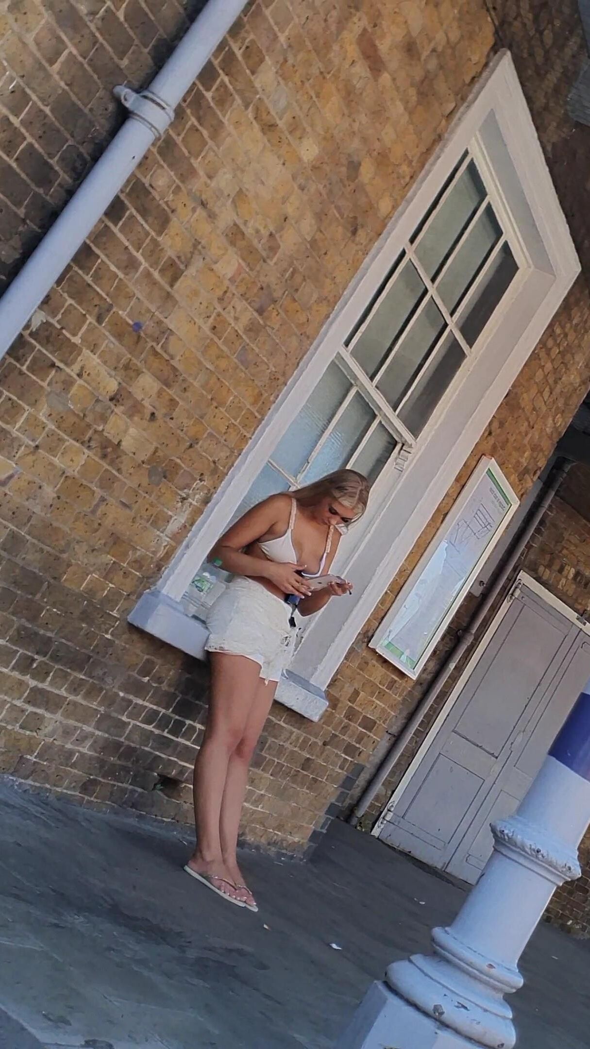 [CANDID] CHAV BLONDE TEEN LEGS AND FEET