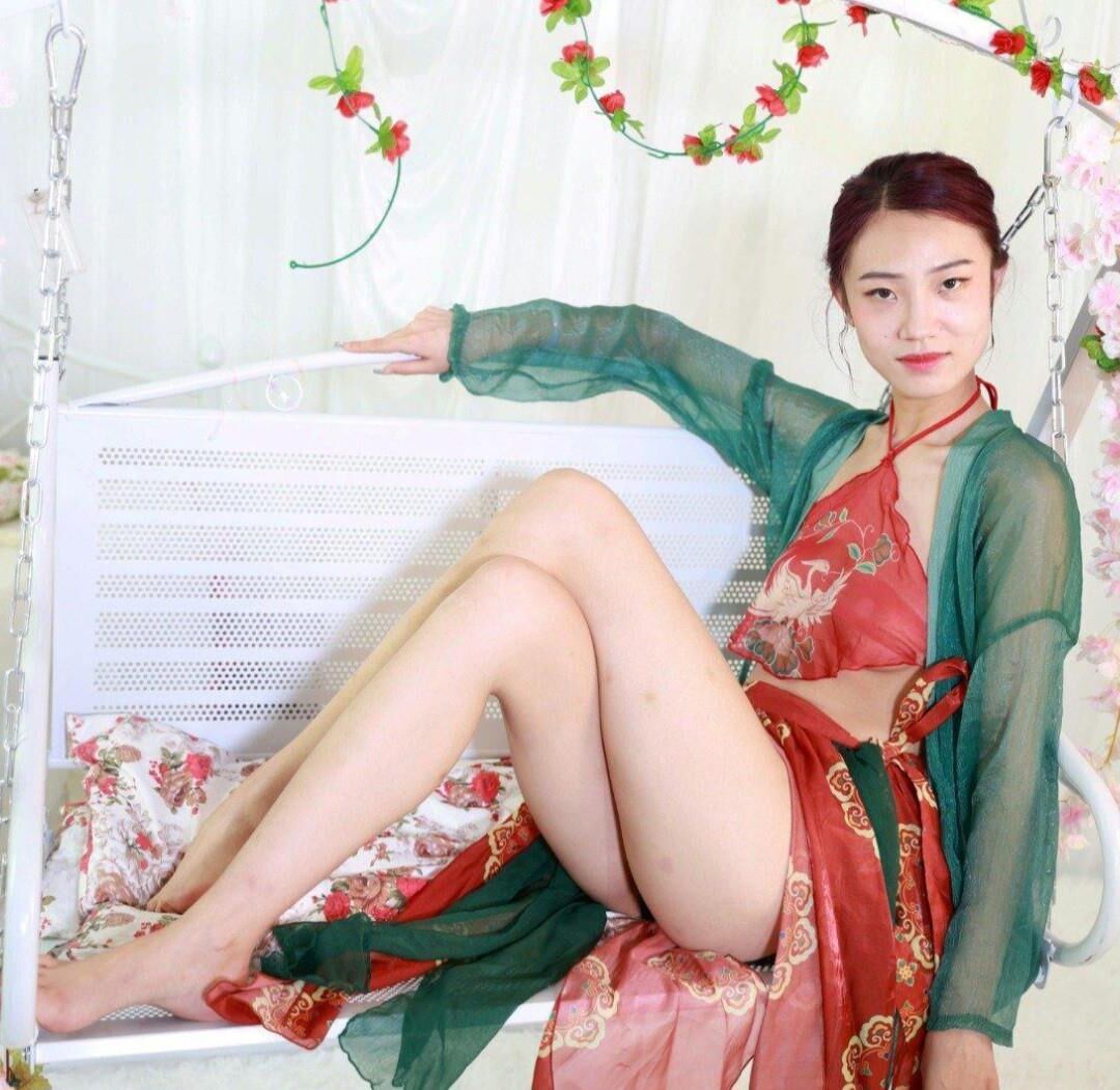 Vagabunda chinesa vestida de lingerie tradicional
