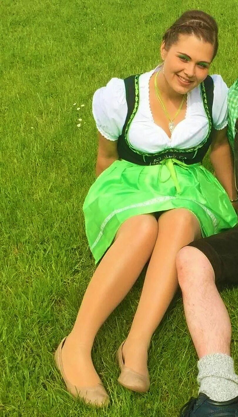 Fesche madln im dirndl zum vierhundertdritt`n