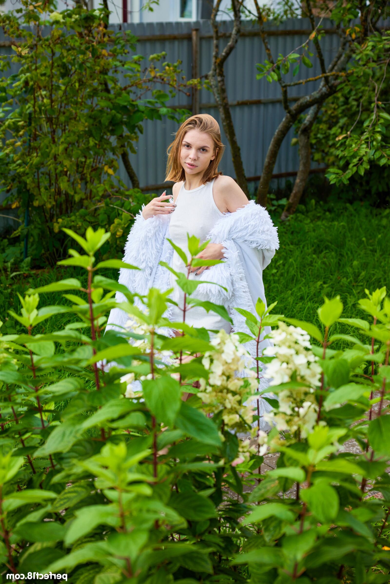 Lana Rose Yo wird nackt und posiert draußen
