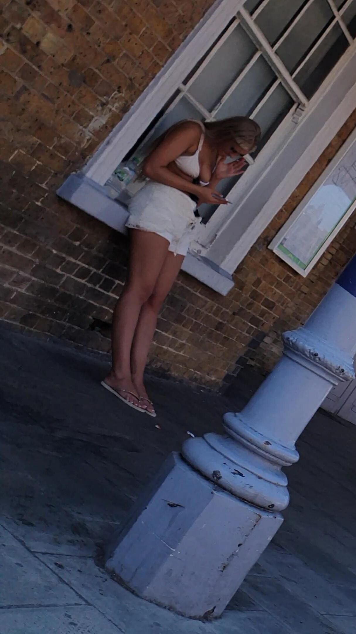 [CANDID] CHAV BLONDE TEEN LEGS AND FEET