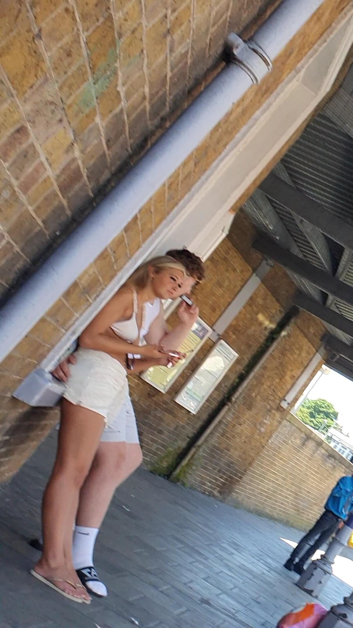 [CANDID] CHAV BLONDE TEEN LEGS AND FEET