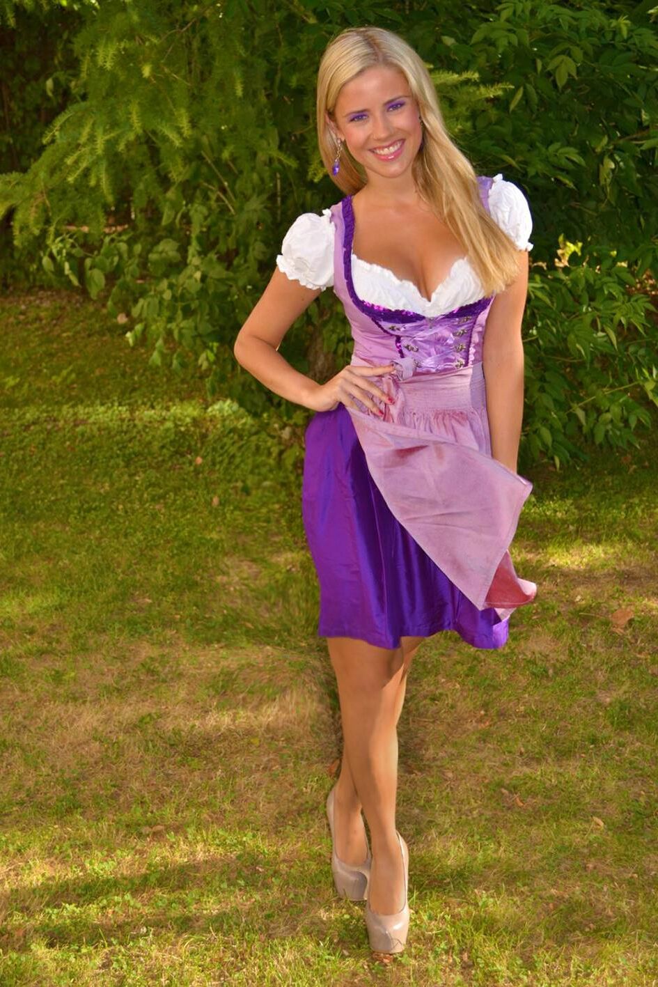 Fesche madln im dirndl zum vierhundertdritt`n