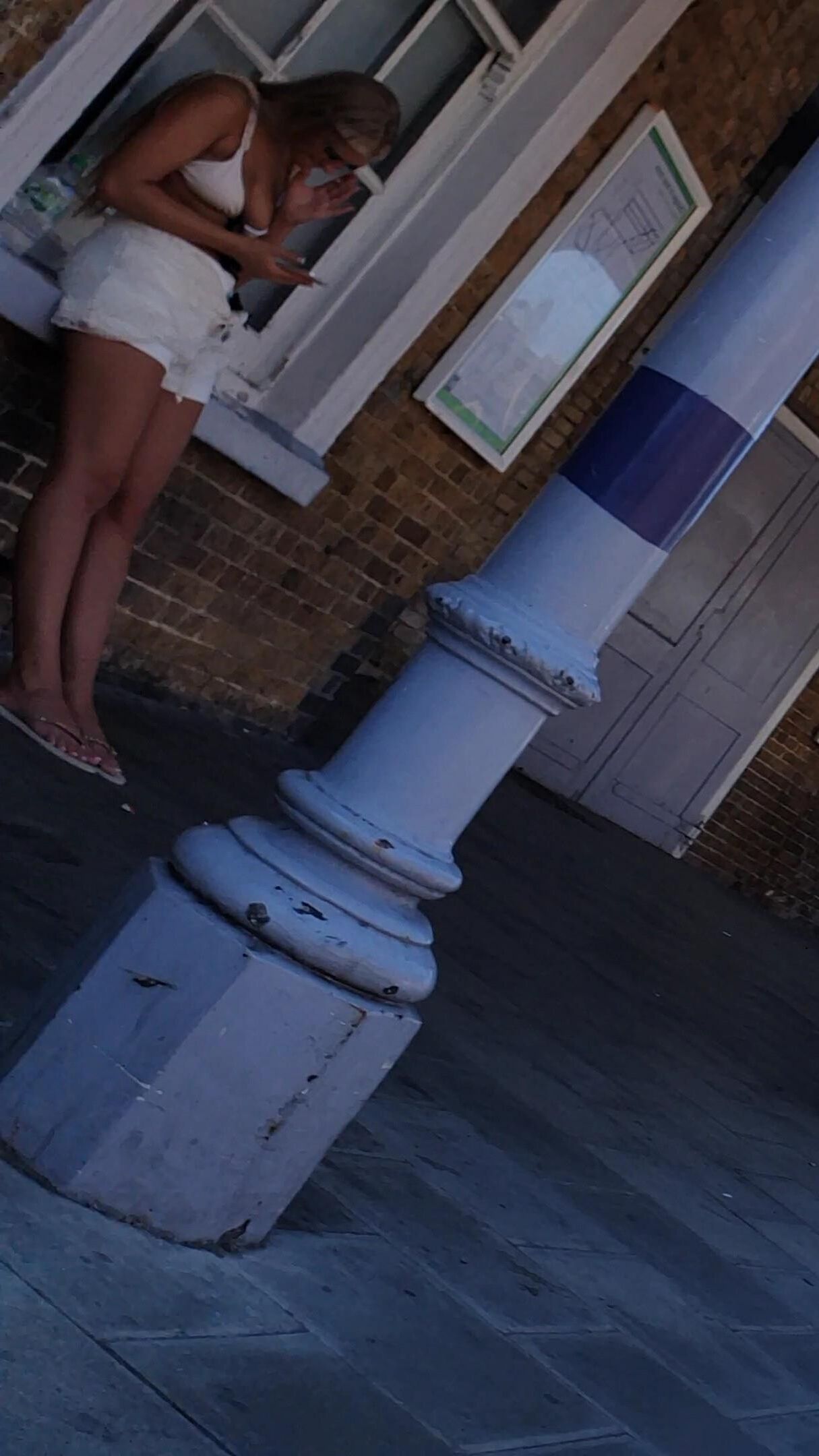 [CANDID] CHAV BLONDE TEEN LEGS AND FEET