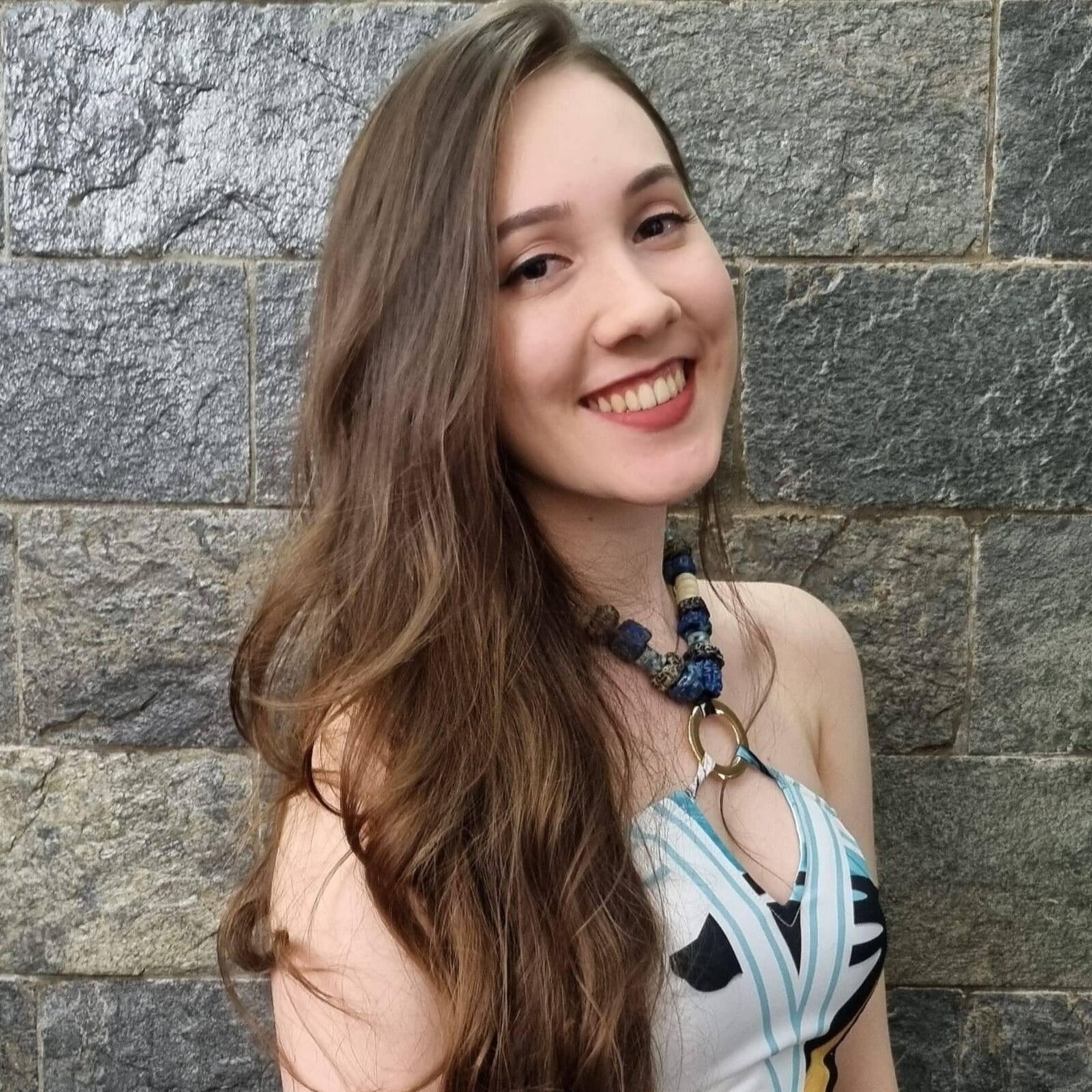彼女の猫、お尻、おっぱいを見せる細いラティーナの女