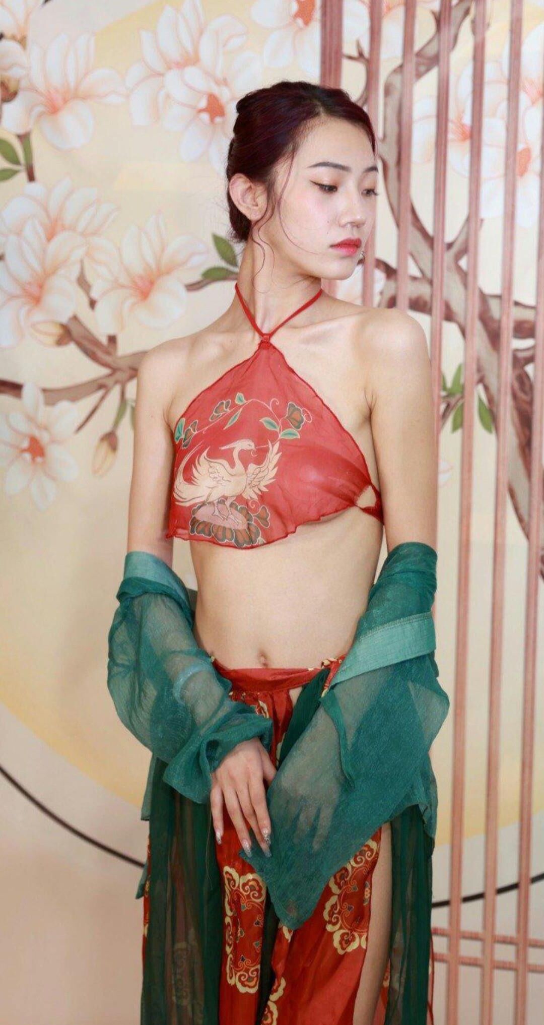 Vagabunda chinesa vestida de lingerie tradicional