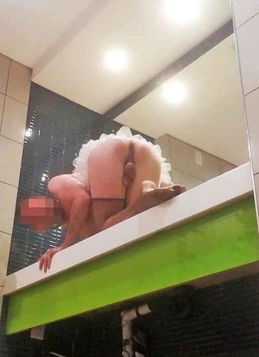 裸のお尻フラッシュトイレ盆地