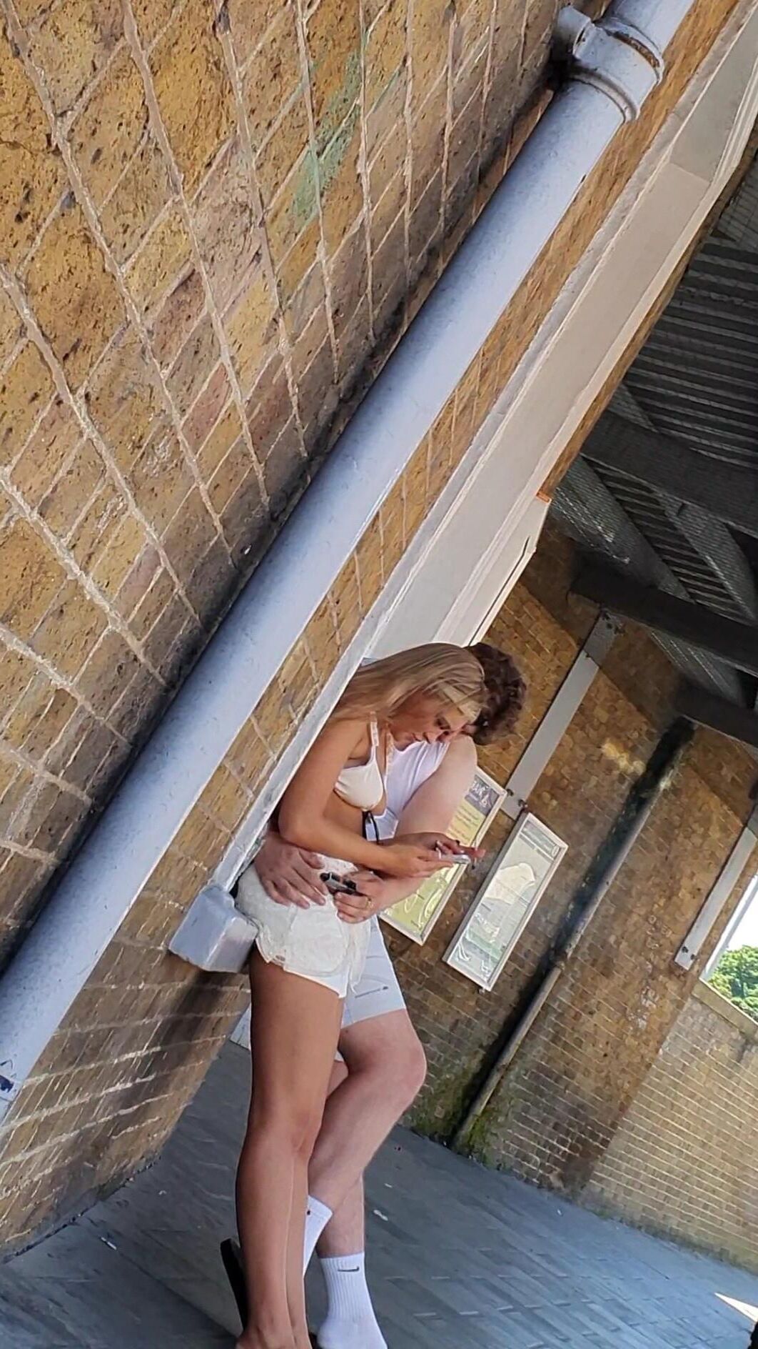 [CANDID] CHAV BLONDE TEEN LEGS AND FEET