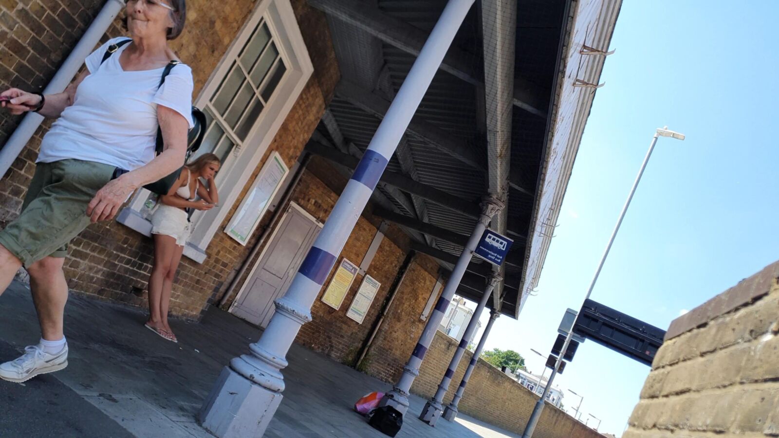 [CANDID] CHAV BLONDE TEEN LEGS AND FEET