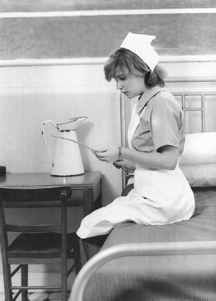 Retro Spanking Uniform Girls Nurses Special (vollständig)