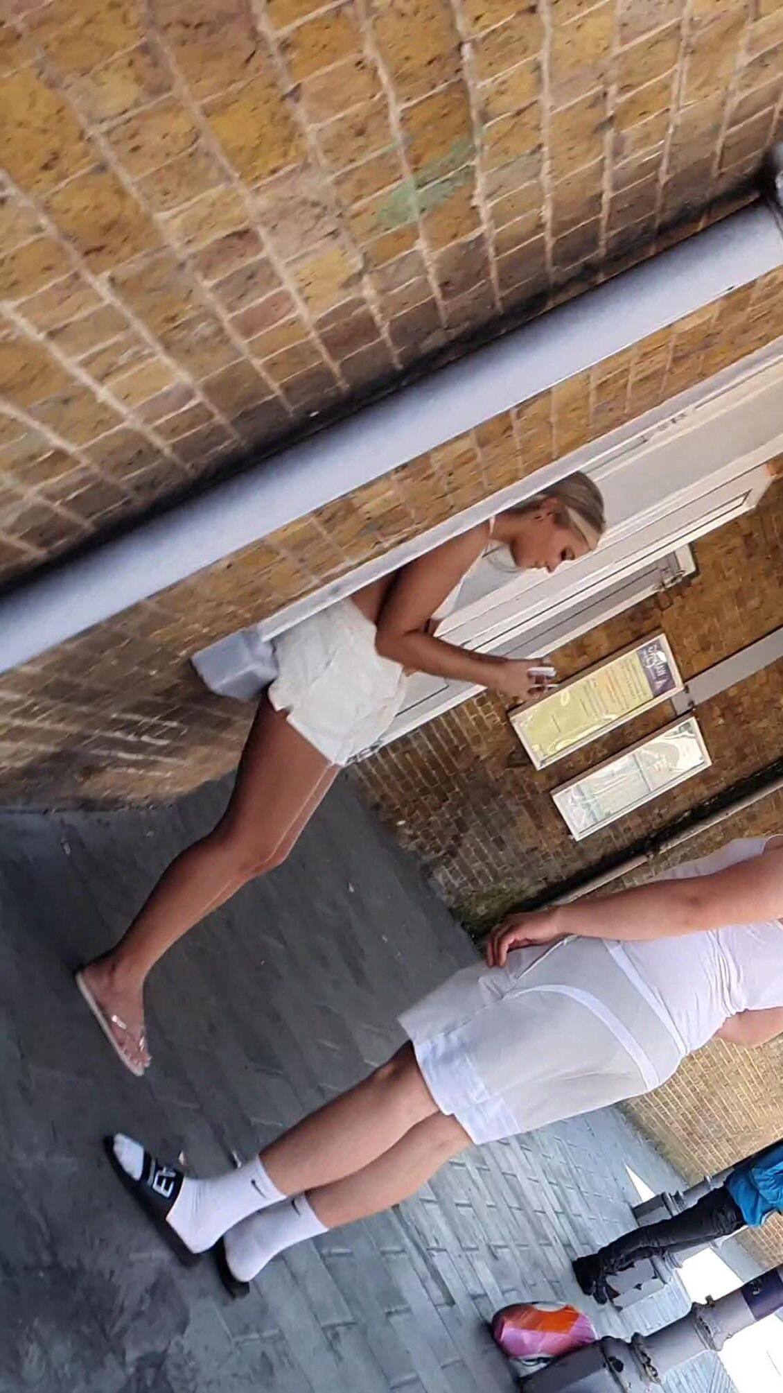 [CANDID] CHAV BLONDE TEEN LEGS AND FEET