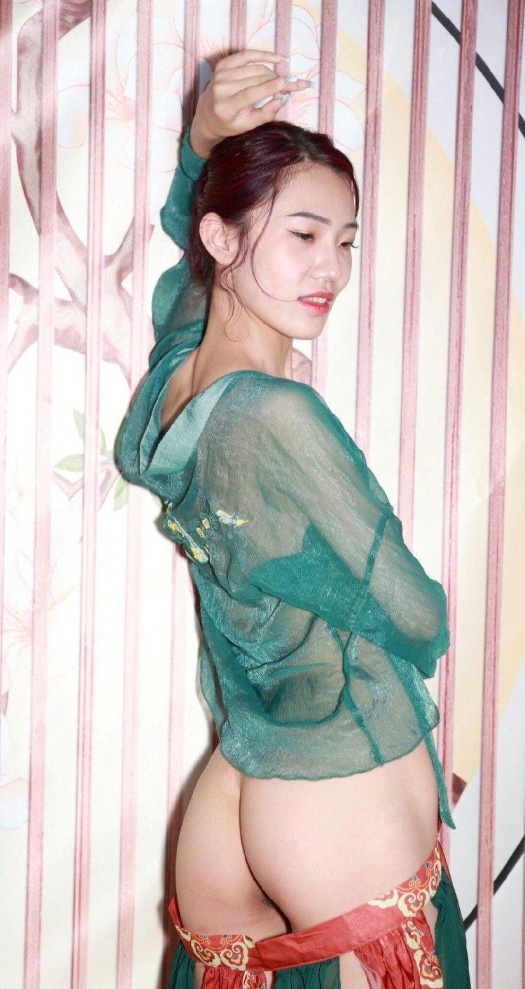 Vagabunda chinesa vestida de lingerie tradicional