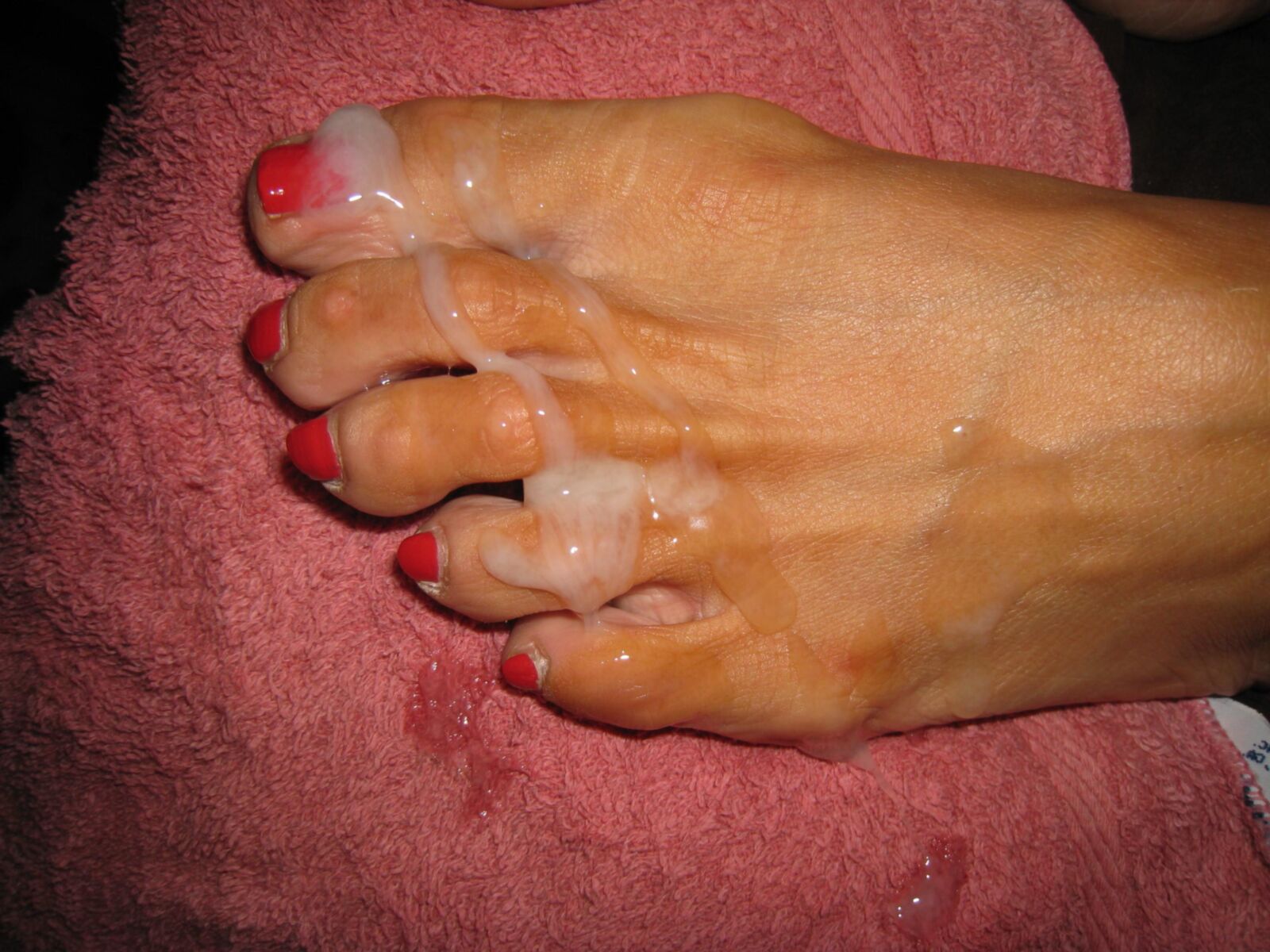 Los lindos pies de la amiga coreana y el coño peludo
