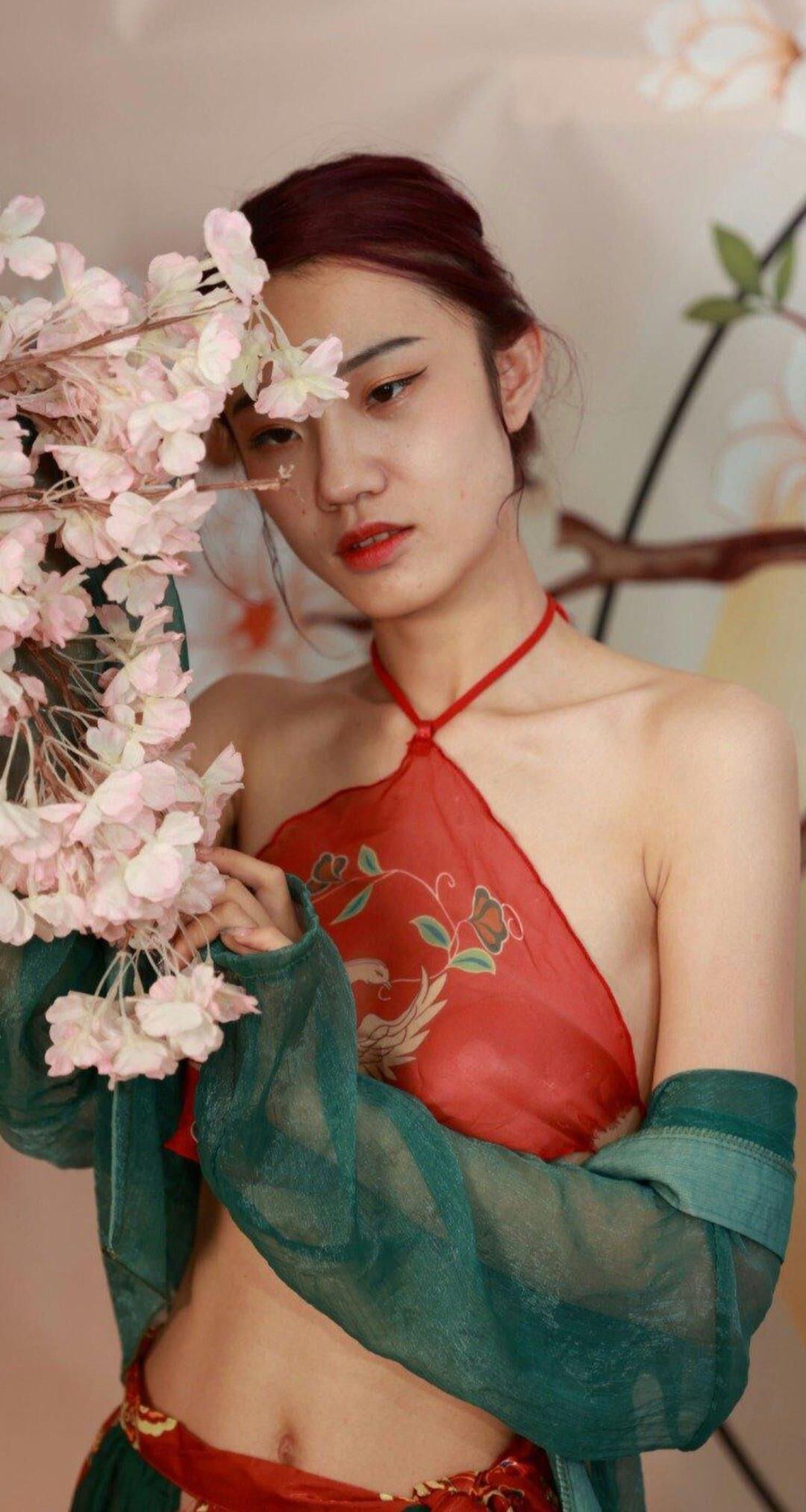 Vagabunda chinesa vestida de lingerie tradicional