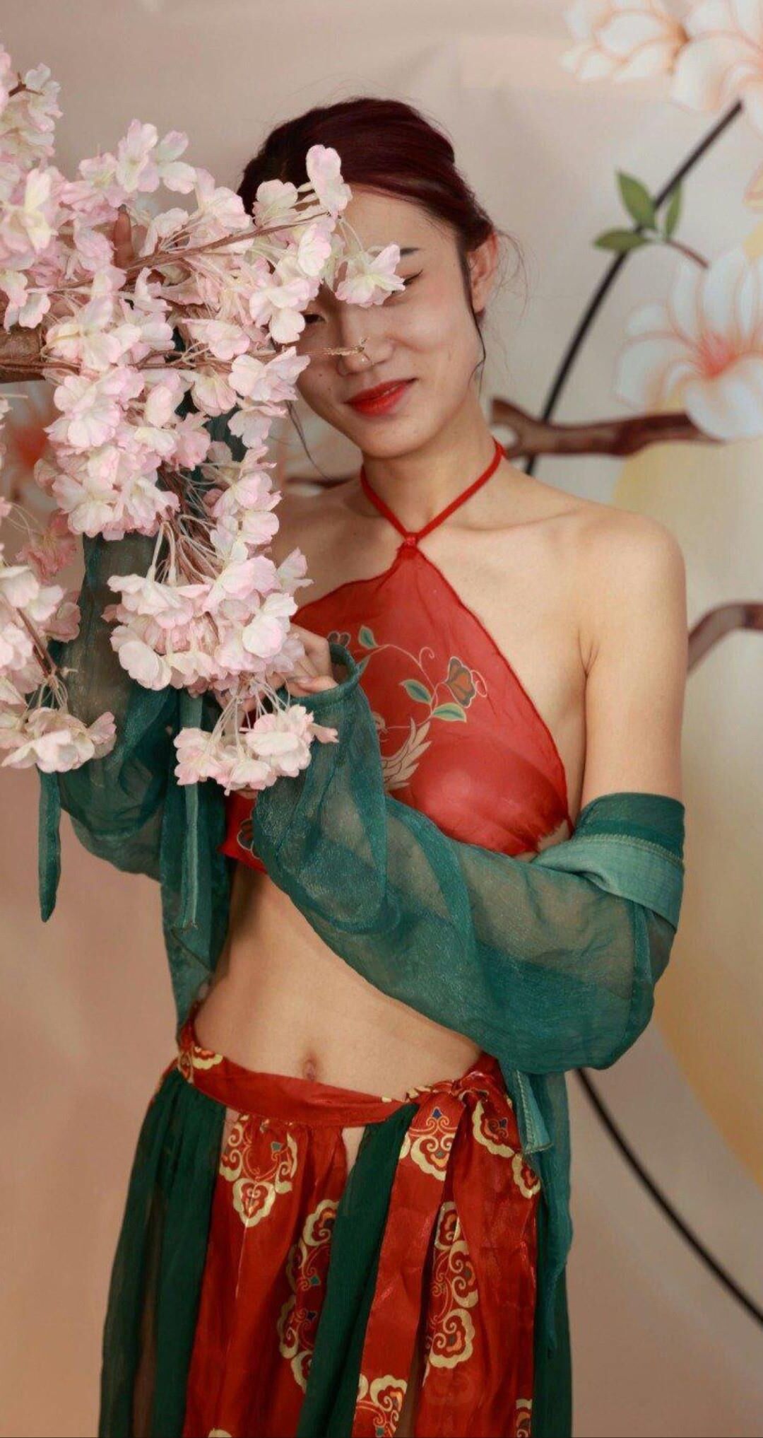 Vagabunda chinesa vestida de lingerie tradicional