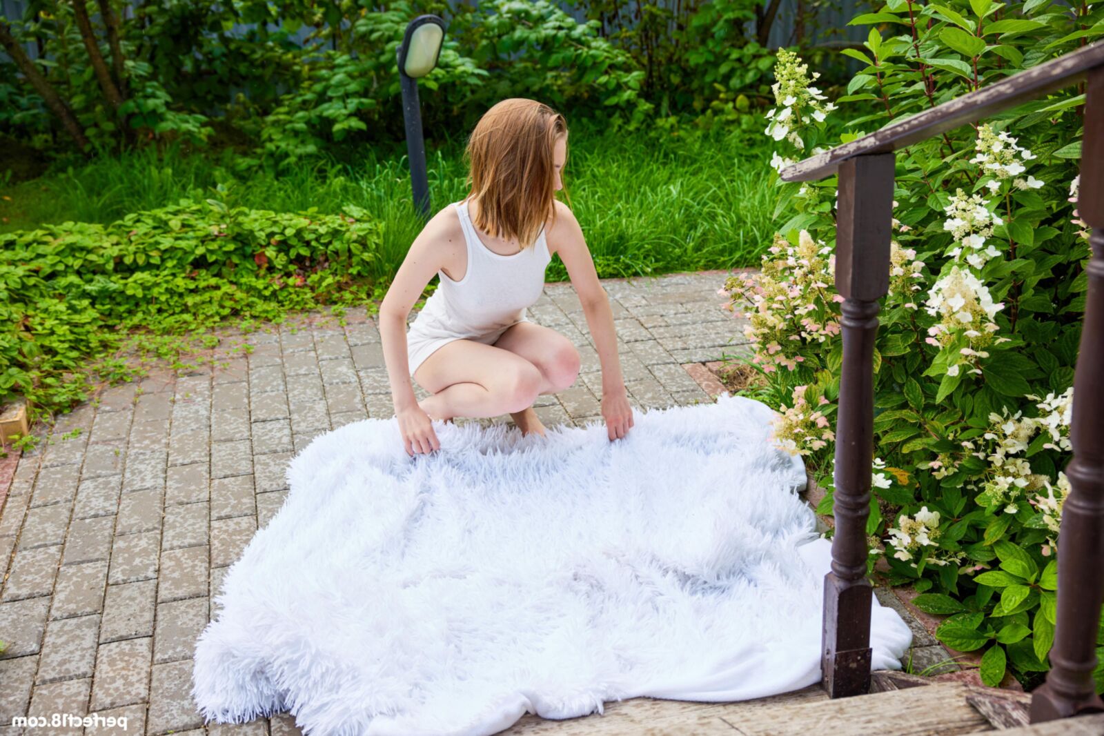 Lana Rose Yo wird nackt und posiert draußen