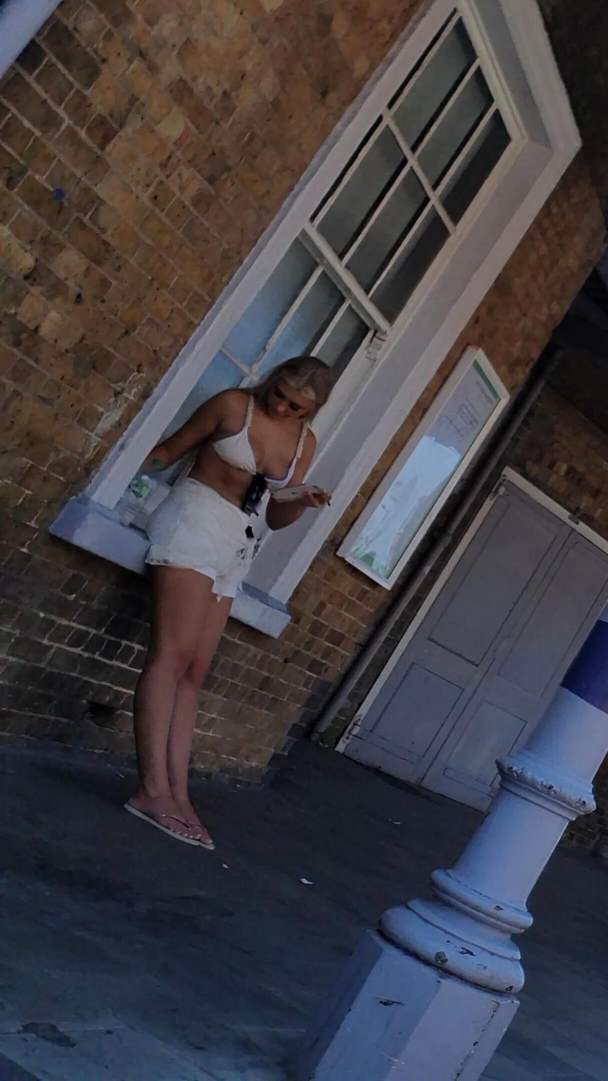 [CANDID] CHAV BLONDE TEEN LEGS AND FEET
