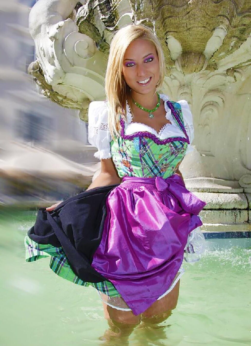 Fesche madln im dirndl zum vierhundertdritt`n