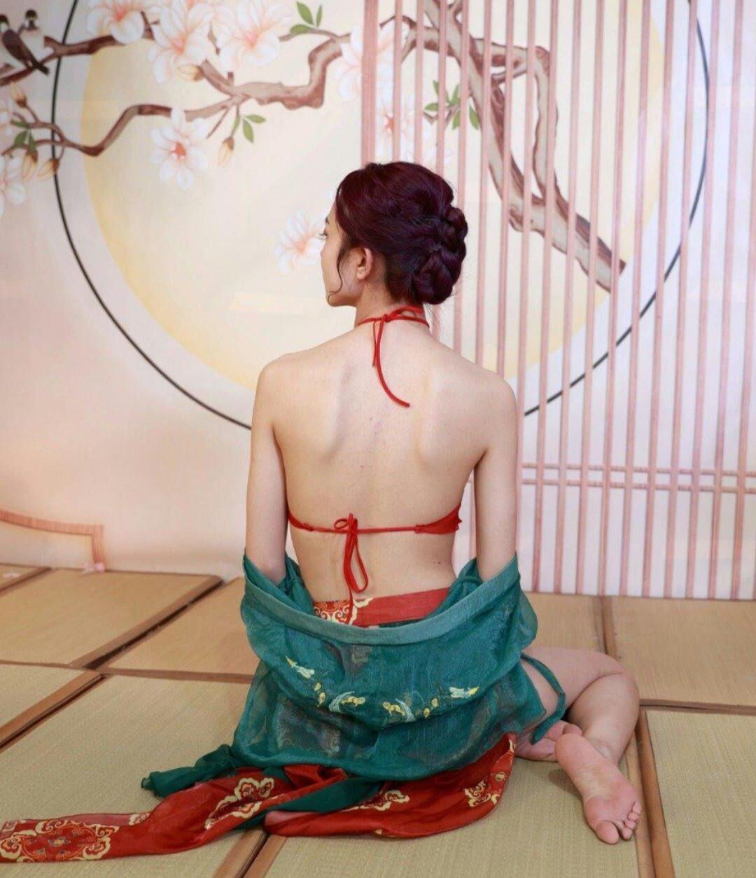 Vagabunda chinesa vestida de lingerie tradicional