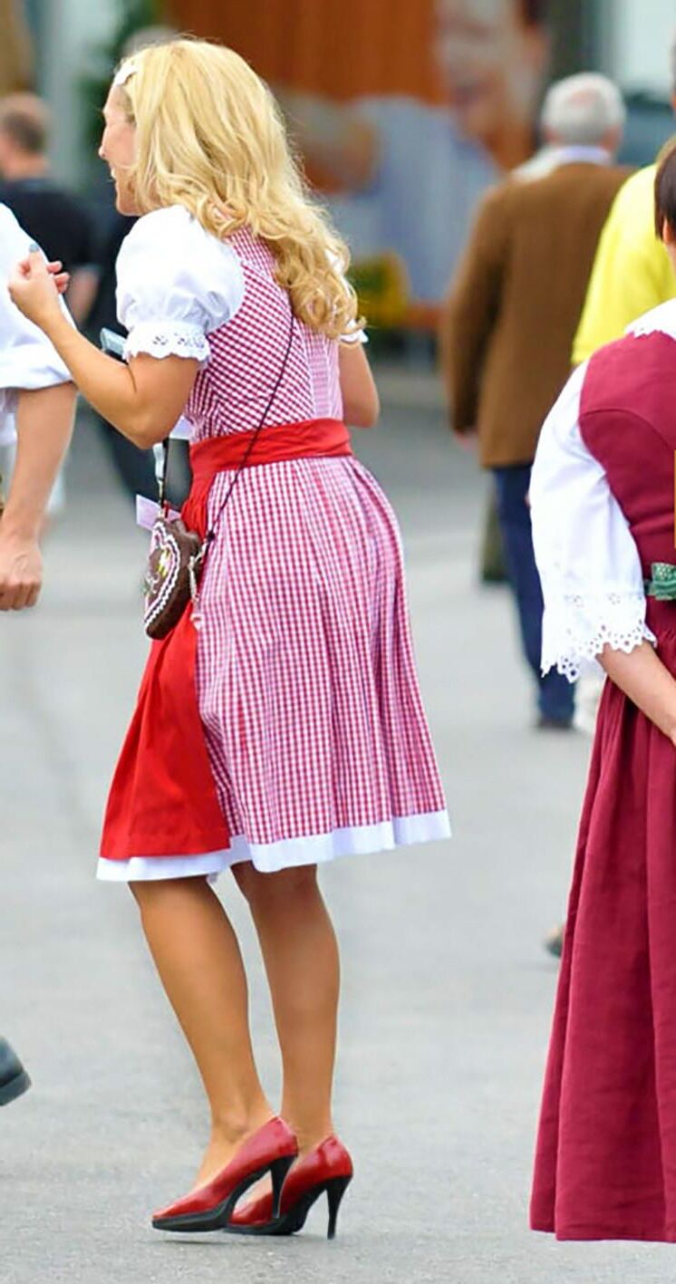 Fesche madln im dirndl zum vierhundertdritt`n