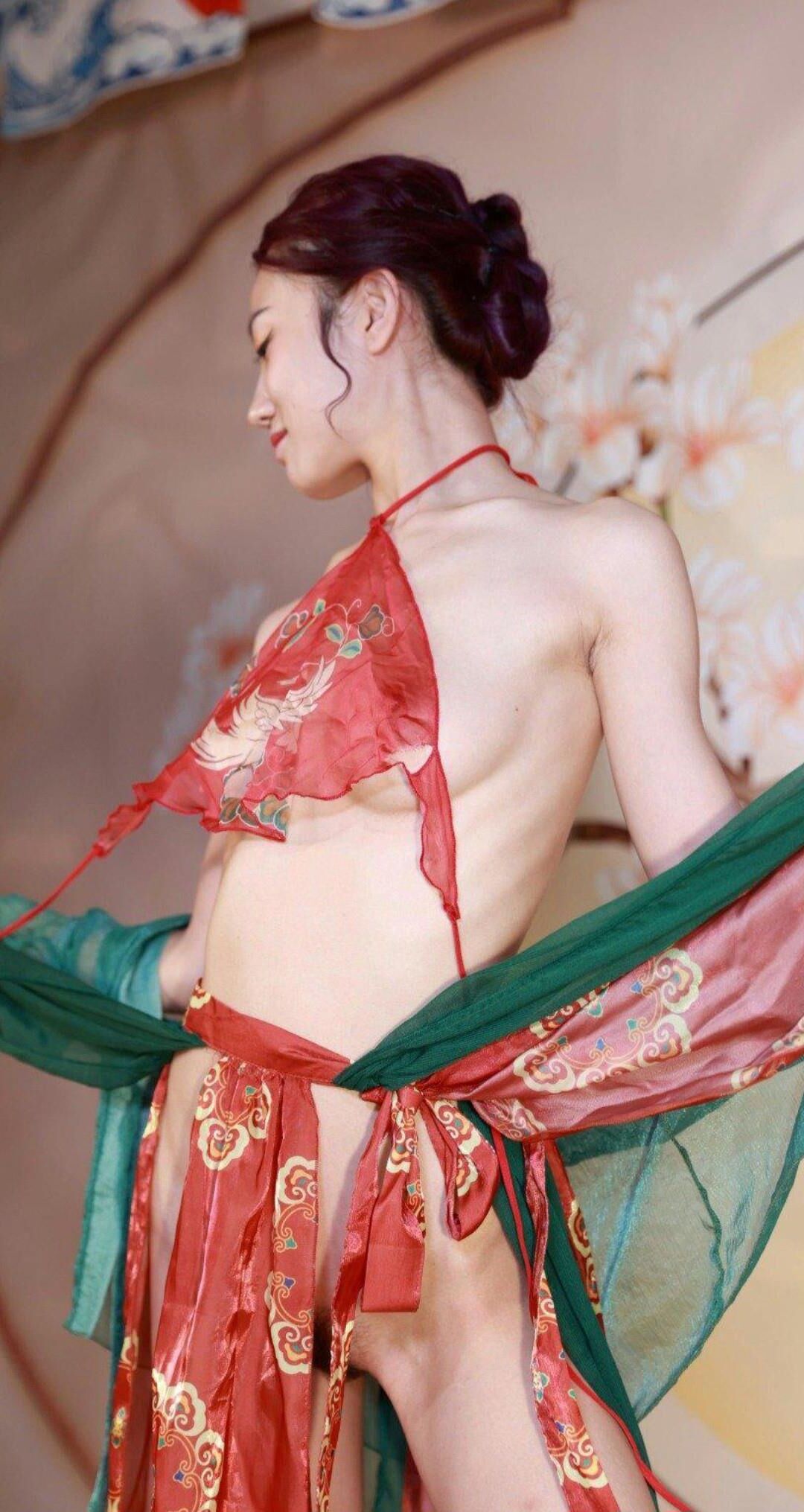 Vagabunda chinesa vestida de lingerie tradicional