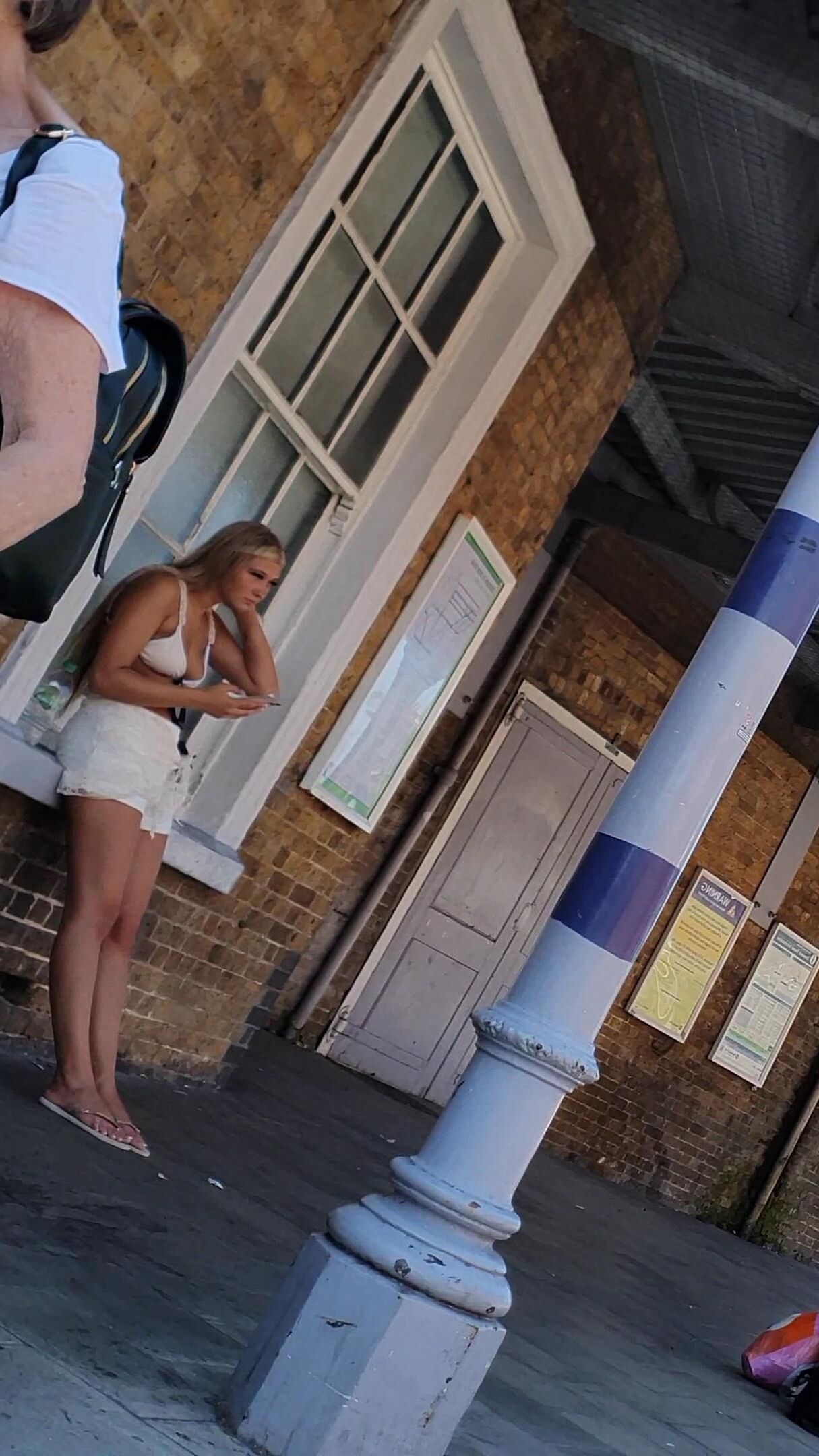 [CANDID] CHAV BLONDE TEEN LEGS AND FEET