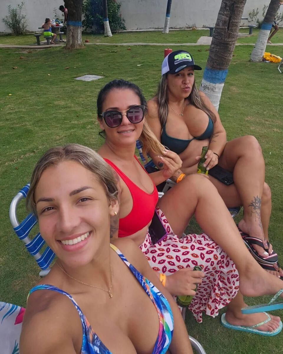 Mulher deliciosa de bunda grande e peitos ricos