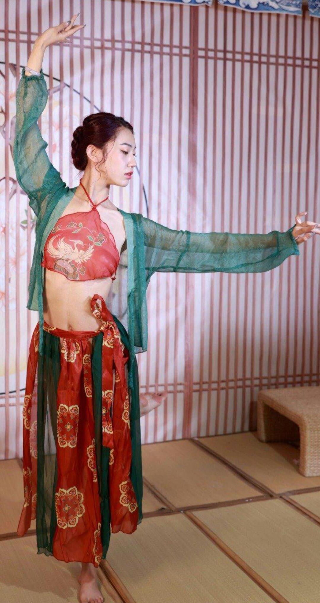 Vagabunda chinesa vestida de lingerie tradicional