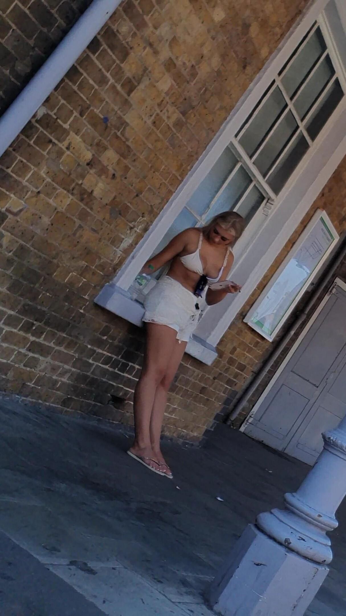 [CANDID] CHAV BLONDE TEEN LEGS AND FEET