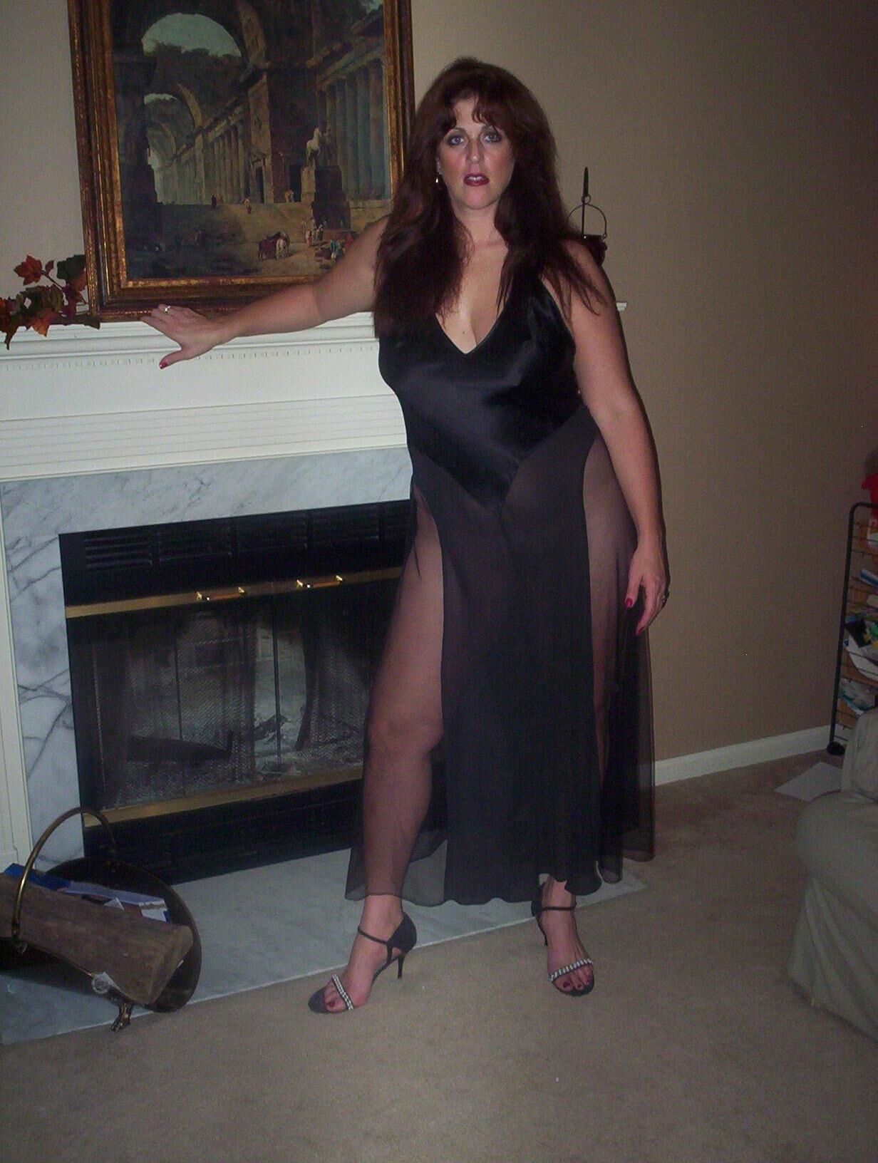 Kentucky wife Deborah strips off