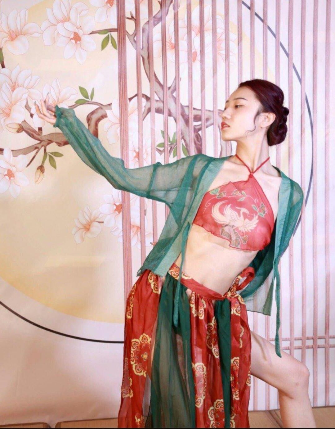 Vagabunda chinesa vestida de lingerie tradicional