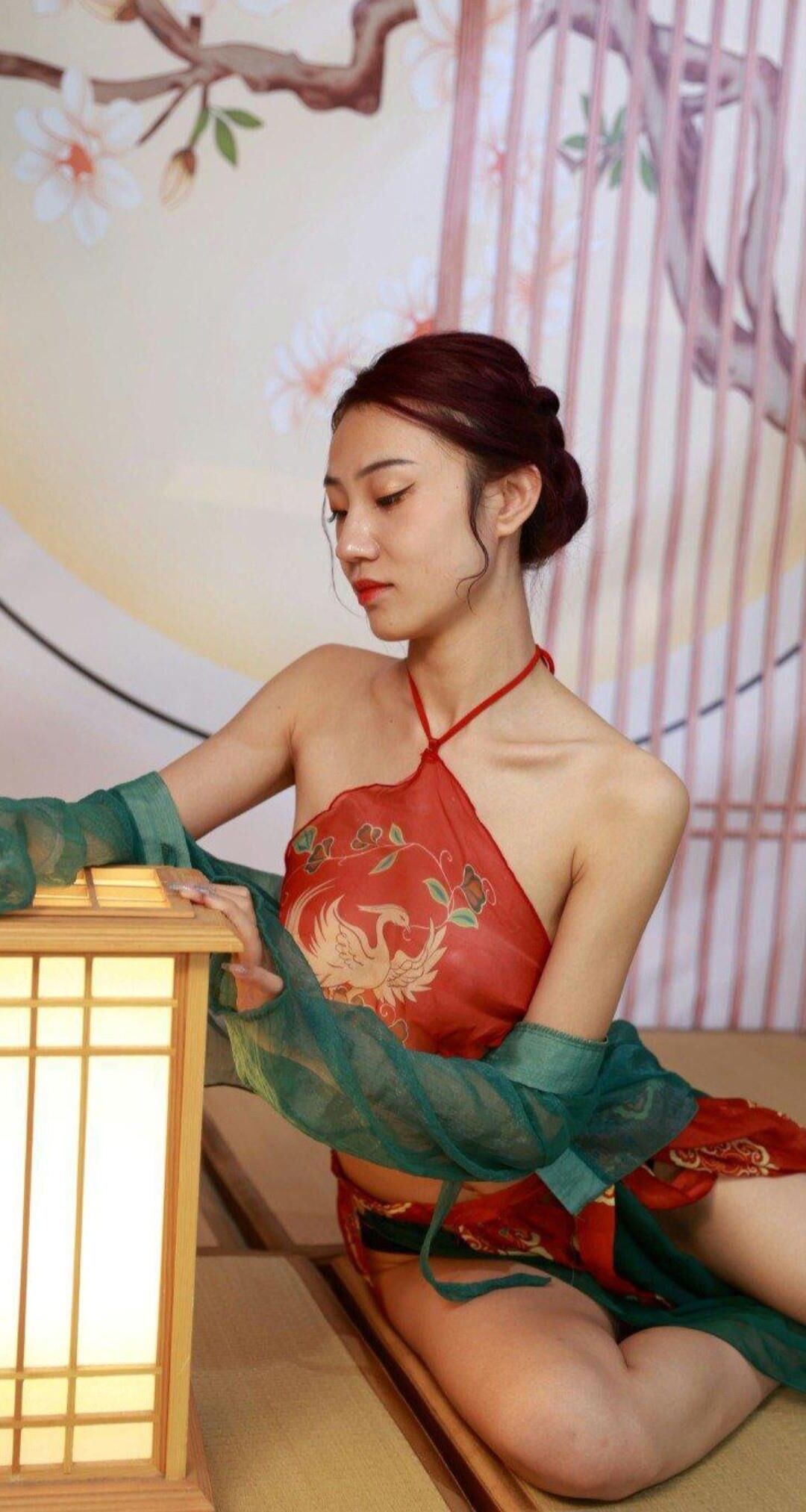 Vagabunda chinesa vestida de lingerie tradicional