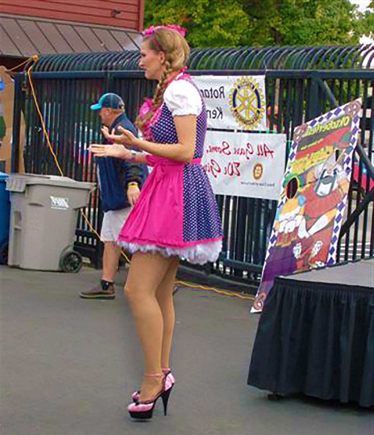 Fesche madln im dirndl zum vierhundertdritt`n