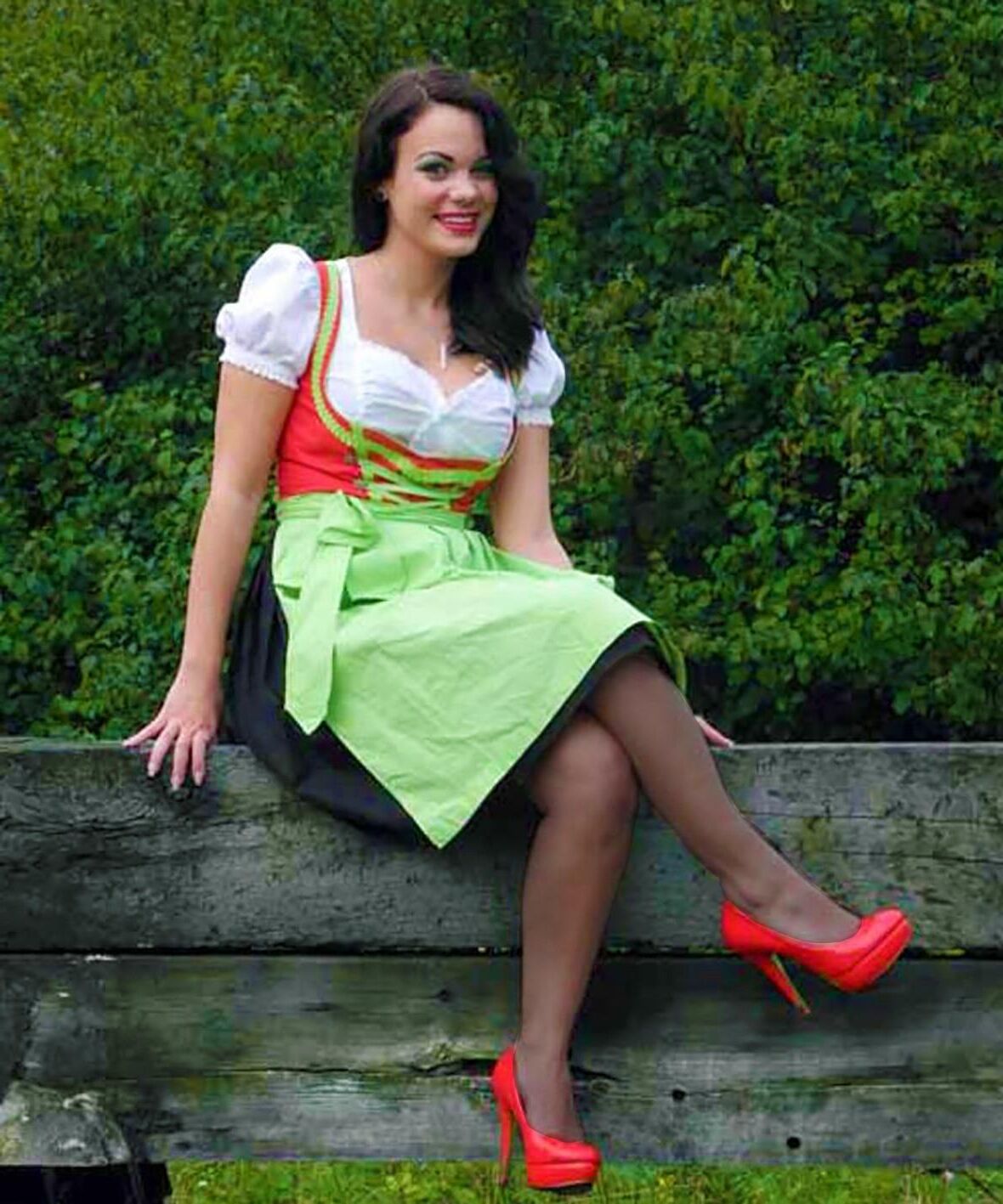 Fesche madln im dirndl zum vierhundertdritt`n