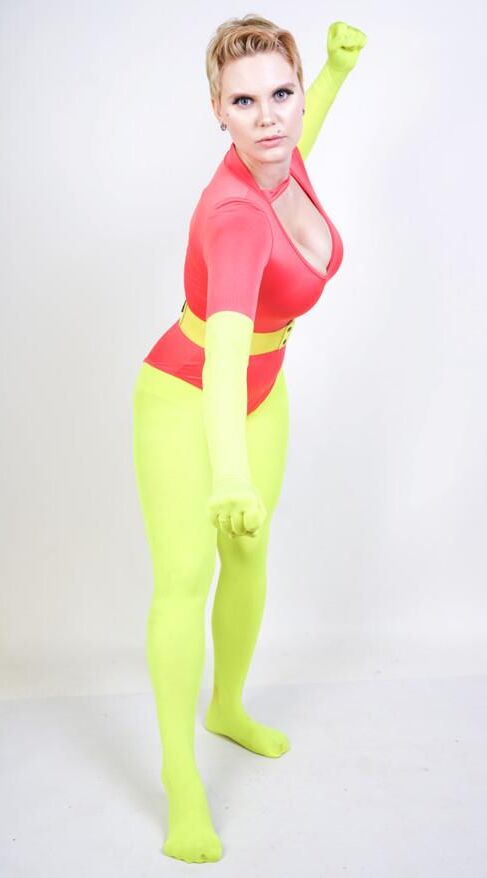 No desnuda imagen de caldo de cabello corto amarillo rojo leotard super héroe fe