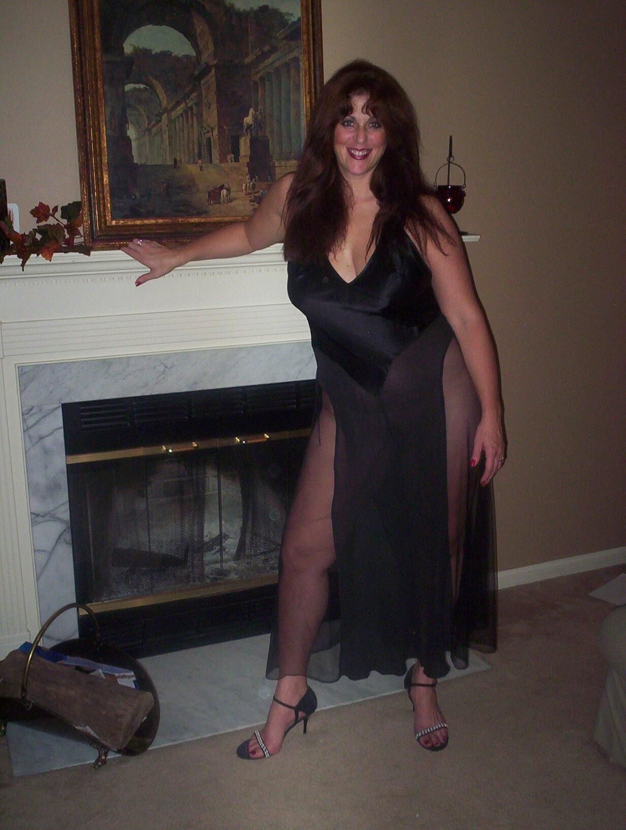 Kentucky wife Deborah strips off