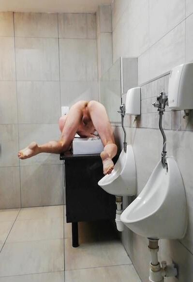 裸のお尻フラッシュトイレ盆地