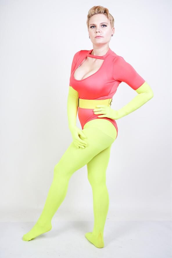 No desnuda imagen de caldo de cabello corto amarillo rojo leotard super héroe fe